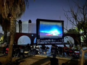 Así se vive el día de hoy martes 16 de julio, el programa permanente "Cine en tu Comunidad" en la colonia Buenos Aires en San José del Cabo