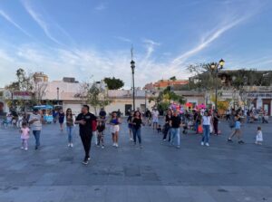 “Entre Bailes y Sonrisas”