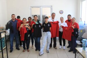Entrega de uniformes para el personal que labora en las Casas de Cultura