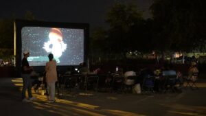 Así se vivió el programa permanente Cine Móvil en la colonia El Arenal en Cabo San Lucas