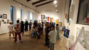 Así se vivió la última exposición colectiva del año 2025 “LA BUENA VIDA”