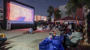 Así se vivió el programa permanente Cine Móvil en el fraccionamiento Paraíso del Sol en Cabo San Lucas,