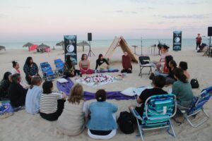 Así se vivió el programa permanente “Letras en Plenilunio” en la playa Costa Azul